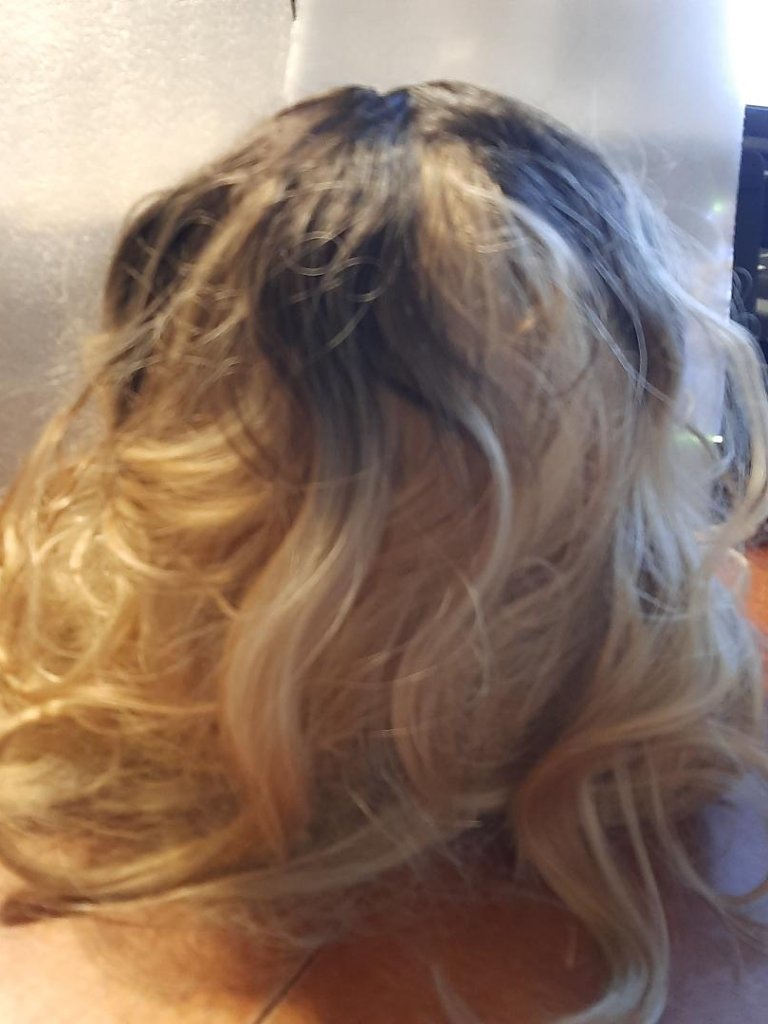 New ! Women Brown To Blonde Wavy 24 In Wig Dark Roots Fading To Light Ash Blonde — image 3 of 7